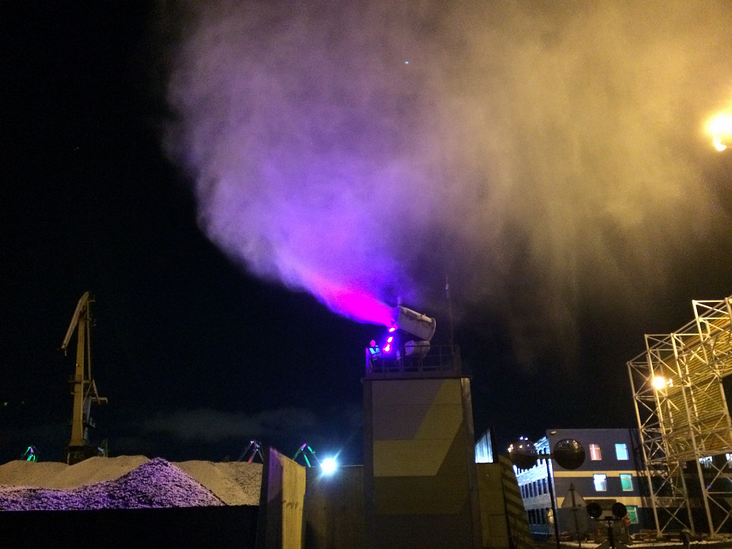 В Мурманском морском торговом порту реализован проект подсветки стационарных генераторов снега и водяного тумана